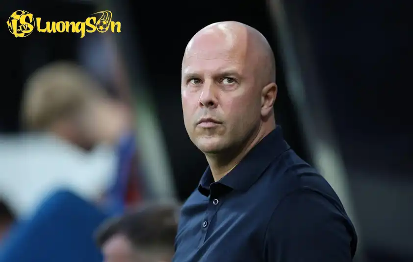 HLV Arne Slot không hài lòng với màn trình diễn của các học trò (ảnh: Gbnews).