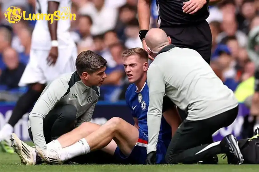 Jackson bị gọi về một cách gấp gáp khi Delap gặp chấn thương ở trận gặp Fulham (Ảnh: PlayCore).