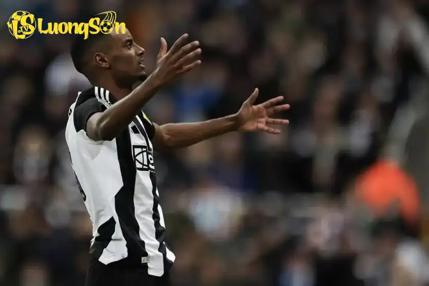 Real Madrid bất ngờ nhắm chiêu mộ Isak (ảnh: The Sun).