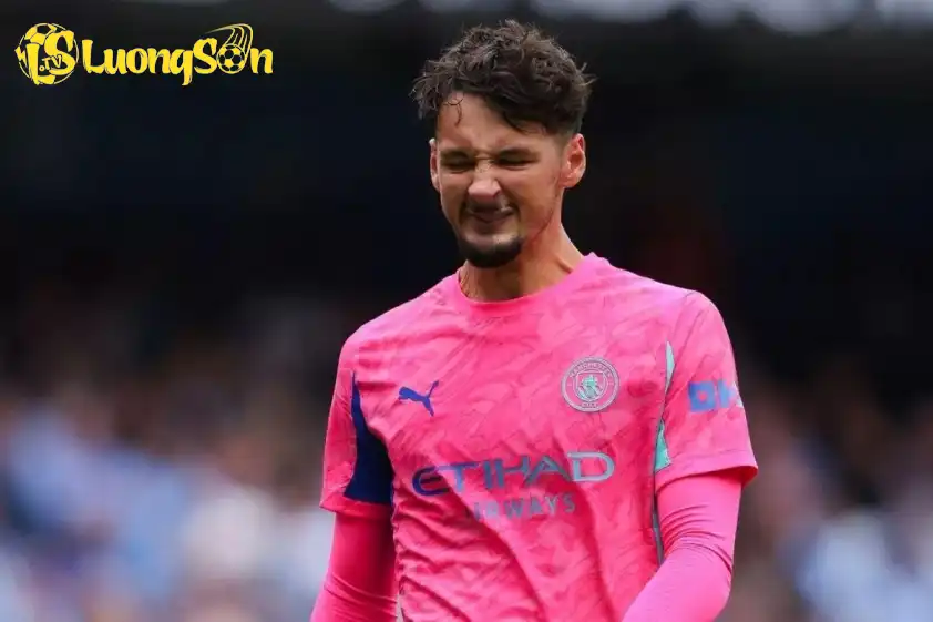 James Trafford tiếp tục bắt chính trong khung gỗ của Manchester City (Ảnh: MEN). James Trafford tiếp tục bắt chính trong khung gỗ của Manchester City