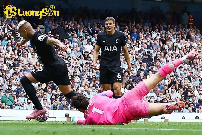 Trafford mắc sai lầm trong trận thua 0-2 trước Tottenham (Ảnh: The Guardian). Trafford mắc sai lầm trong trận thua 0-2 trước Tottenham