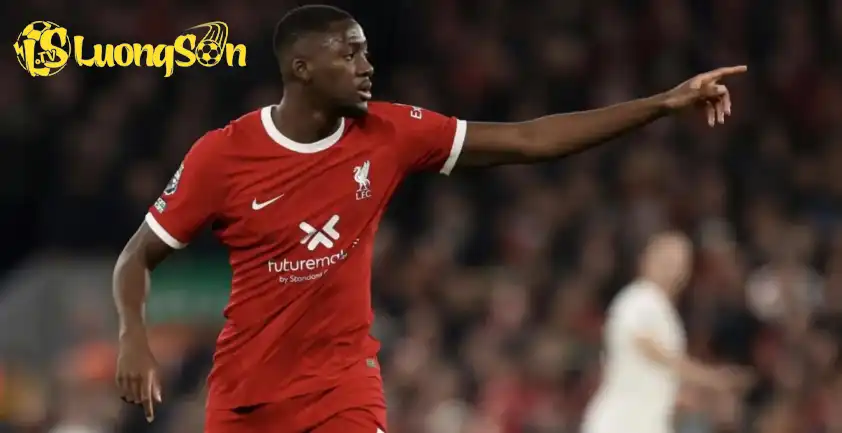 Liverpool vẫn đang thuyết phục trung vệ người Pháp gia hạn. (Ảnh: Tribuna) Liverpool vẫn đang thuyết phục trung vệ người Pháp gia hạn