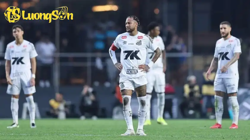 Neymar đang nỗ lực lấy lại phong độ trong màu áo Santos (Ảnh: GOAL).