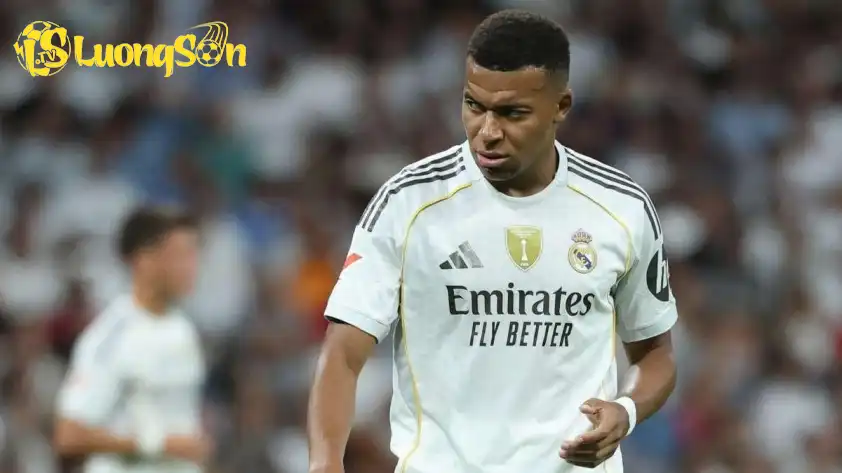 Mắc dù đã bỏ túi 1 bàn thắng, nhưng Mbappe vẫn gặp muôn vàn khó khăn trước hàng phòng ngự của Atletico Madrid (Ảnh: GOAL). Mắc dù đã bỏ túi 1 bàn thắng, nhưng Mbappe vẫn gặp muôn vàn khó khăn trước hàng phòng ngự của Atletico Madrid