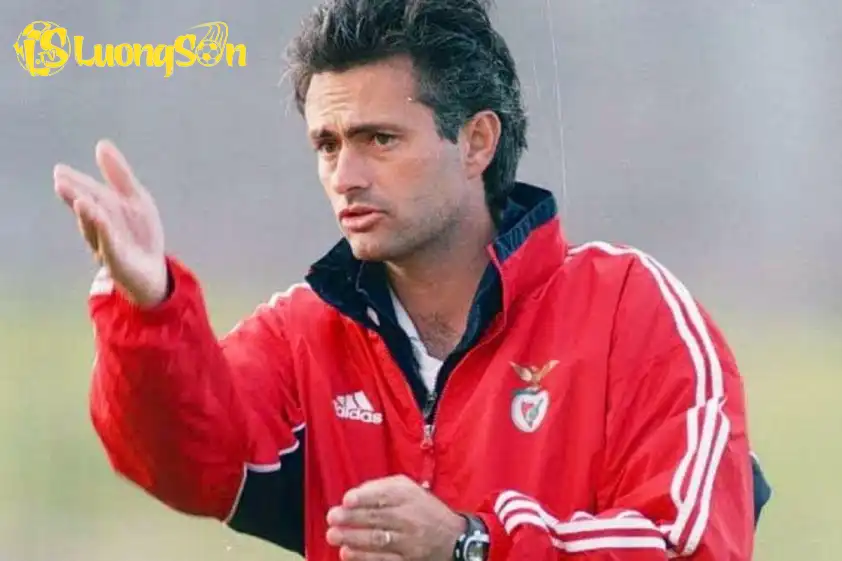 José Mourinho đang nổi lên như ứng viên hàng đầu thay thế Bruno Lage trên băng ghế huấn luyện Benfica (Bóng đá).