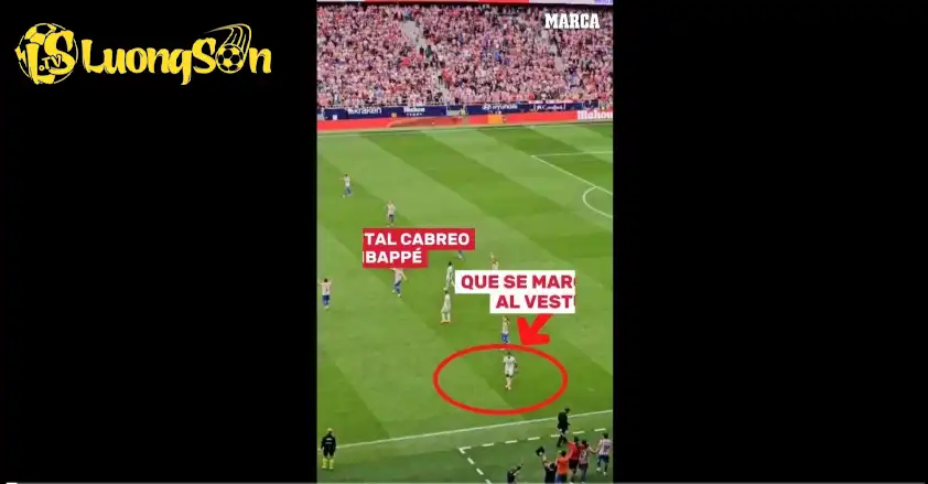 Mbappe đi thẳng vào đường hầm sau khi tiếng còn mãn cuộc vang lên (Ảnh: Marca). Mbappe đi thẳng vào đường hầm sau khi tiếng còn mãn cuộc vang lên