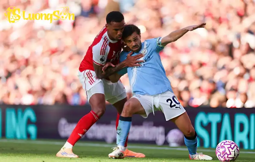 Arsenal đã chơi hay hơn và buộc Man City phải phòng ngự phản công Arsenal đã chơi hay hơn và buộc Man City phải phòng ngự phản công