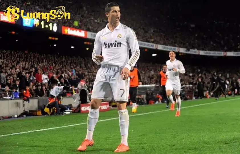 Ronaldo ngạo nghễ ăn mừng tại Camp Nou (Ảnh: MD). Ronaldo ngạo nghễ ăn mừng tại Camp Nou
