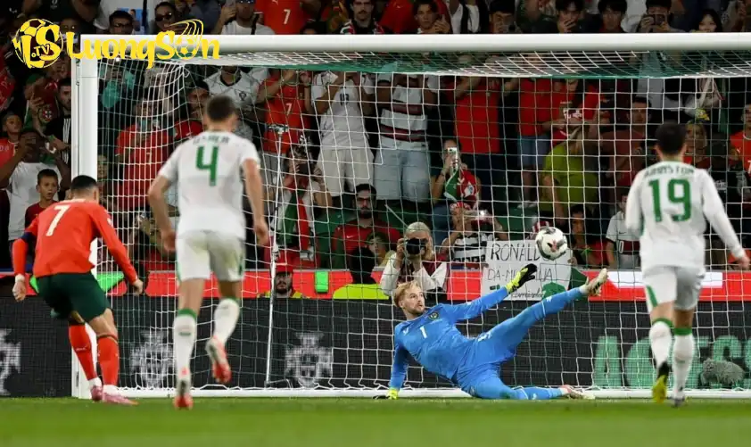 Ronaldo sút hỏng phạt đền trong trận thắng 1-0 của Bồ Đào Nha trước Ireland