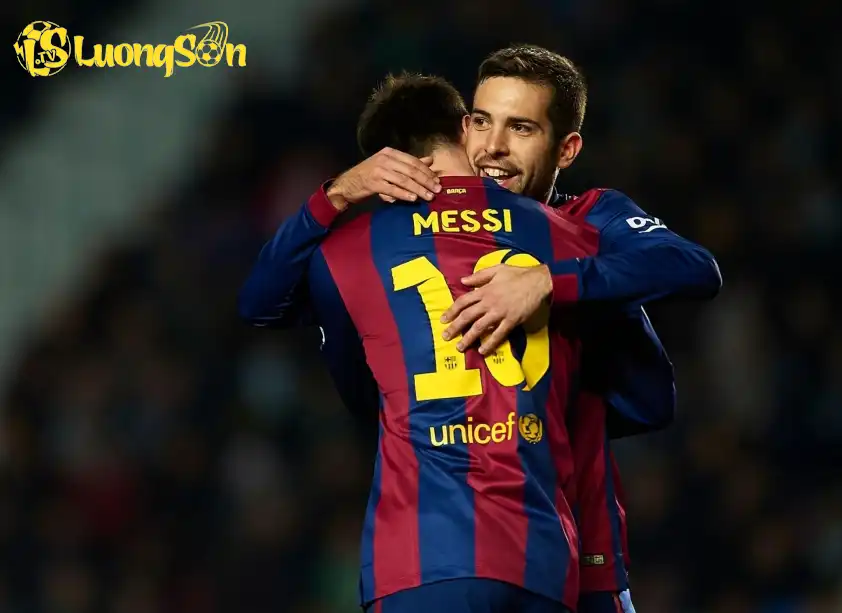 Messi và Alba có mối quan hệ khăng khít cả trên sân bóng lẫn ngoài đời Messi và Alba có mối quan hệ khăng khít cả trên sân bóng lẫn ngoài đời