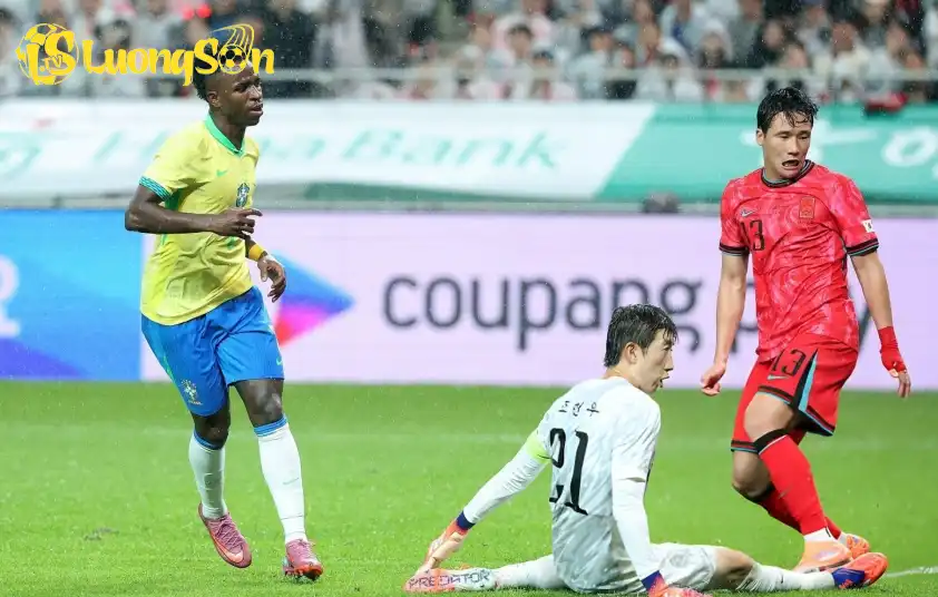 Vinicius ấn định chiến thắng giòn giã cho ĐT Brazil