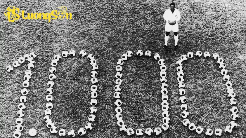 Hình ảnh Vua bóng đá Pele ăn mừng cột mốc 1.000 bàn thắng. Hình ảnh Vua bóng đá Pele ăn mừng cột mốc 1.000 bàn thắng.