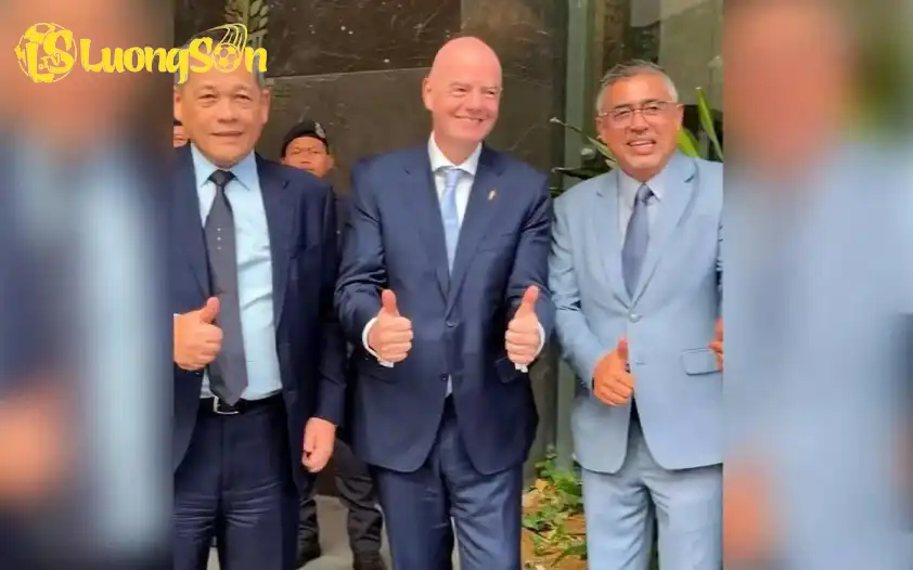 Ông Datuk Noor Azman (ngoài cùng bên phải) chụp ảnh chung cùng Chủ tịch FIFA (giữa)