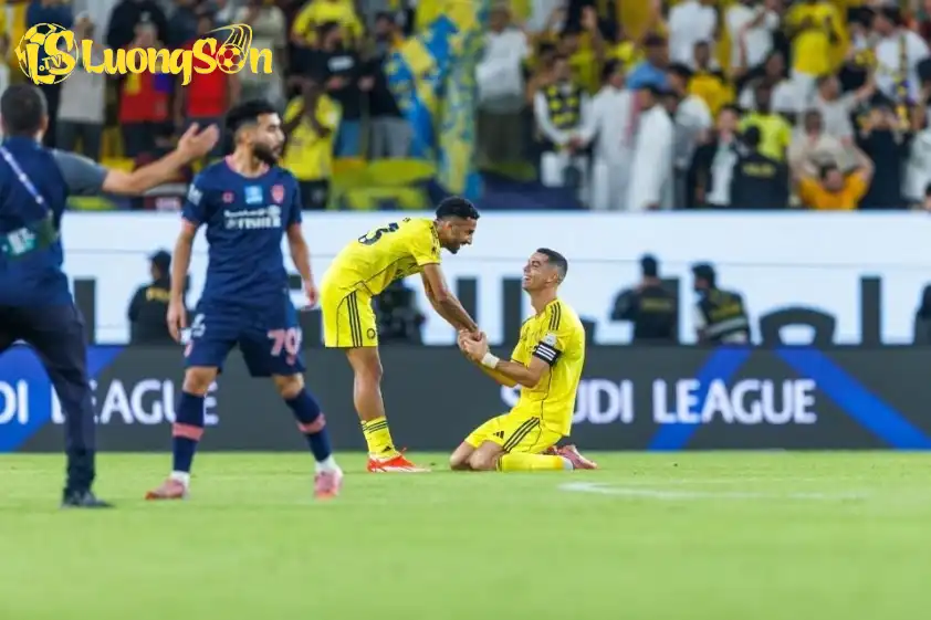 Ronaldo ghi bàn từ chấm phạt đền ở những phút cuối, ấn định chiến thắng 2-1 cho Al-Nassr trước Al-Feiha. Ảnh: TalkSport. Ronaldo ghi bàn từ chấm phạt đền ở những phút cuối, ấn định chiến thắng 2-1 cho Al-Nassr trước Al-Feiha.