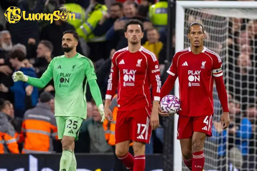 Arne Slot cho rằng Liverpool vẫn đang học cách kiểm soát tình huống cố định